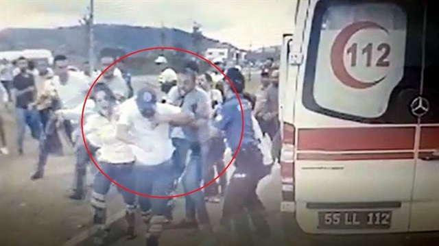 Samsun’da trafik kazasında yaralananlara müdahale eden 112 Acil Servis ambulansının şoförünün darp edildi.