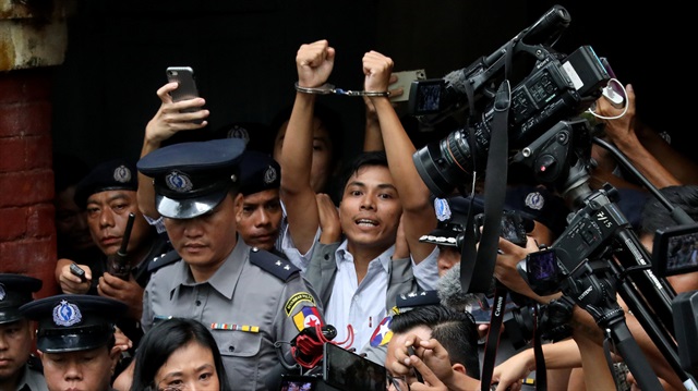 Mahkeme, yaklaşık bir yıldır tutuklu bulunan Wa Lone ve Kyaw Soe Oo'yu Devlet Sırları Yasası'nı ihlal etmekten suçlu bularak yedişer yıl hapisle cezalandırdı. (Fotoğraf: Reuters)
