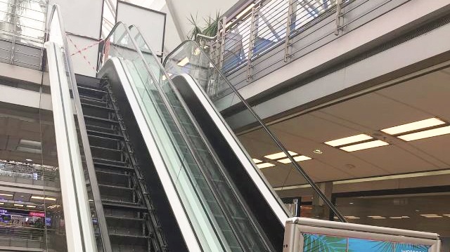 Levent’te faaliyet gösteren AVM’deki yürüyen merdivenler, alacaklı Bayramoğlu Faktoring’in çıkardığı haciz kararı sonrası sökülerek haczedildi