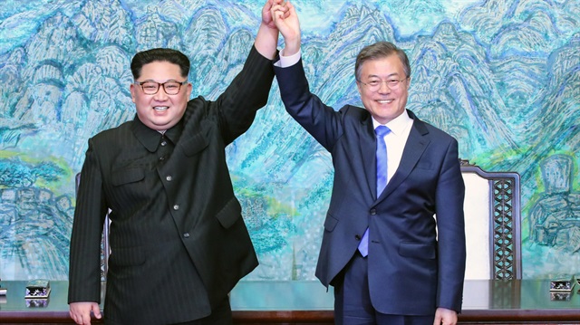 Kuzey Kore lideri Kim jong-un ve Güney Kore Başbakanı Moon Jae-in