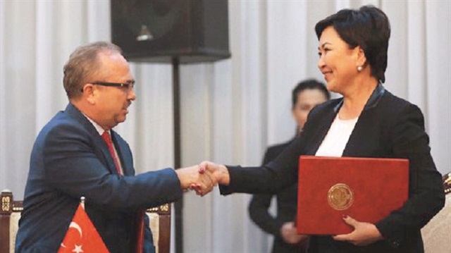 Anlaşmayı TMV Başkanı Prof. Dr. Birol Akgün ile Kırgızistan Milli Eğitim ve Bilim Bakanı Gulmira Kudaiberdiyeva imzaladı.