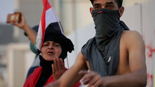Sokağa çıkan bir grup gösterici güvenlik güçlerinin oluşturduğu çemberi aşarak Basra Belediyesi binası önünde toplandı.