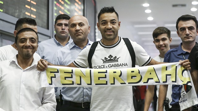 Marco Fabian İstanbul'a gelerek Fenerbahçe atkısıyla poz vermişti.
