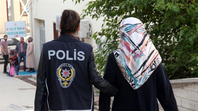 FETÖ operasyonu kapsamında gözaltına alınan kadın, polis ekiplerince emniyete götürüldü. Arşiv.