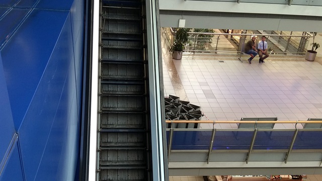MetroCity Alışveriş Merkezi'in yürüyen merdivenleri haciz işlemi sonrasında sökülmüştü.