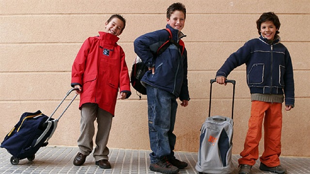 Okul çantası alırken tekerlekli sırt çantalarını tercih edin. 