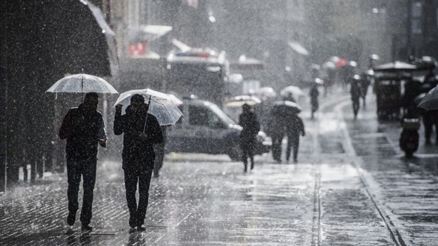İstanbul'da sağanak yağış zor anlar yaşattı.