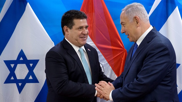 File photo: Paraguayan President Horacio Cartes shakes hands with Israeli Prime Minister Benjamin Netanyahu during a meeting