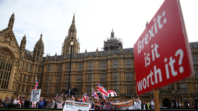 Pro and anti Brexit protesters demonstrate on opposite sides of the road