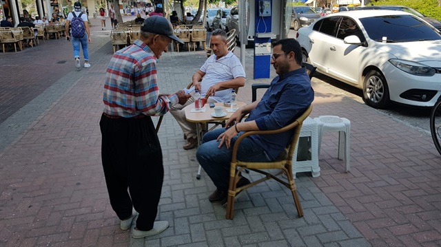 Antalya'daki yaşlı dilenci, parasını bulanlara 2 bin TL ödül vereceğini açıkladı.