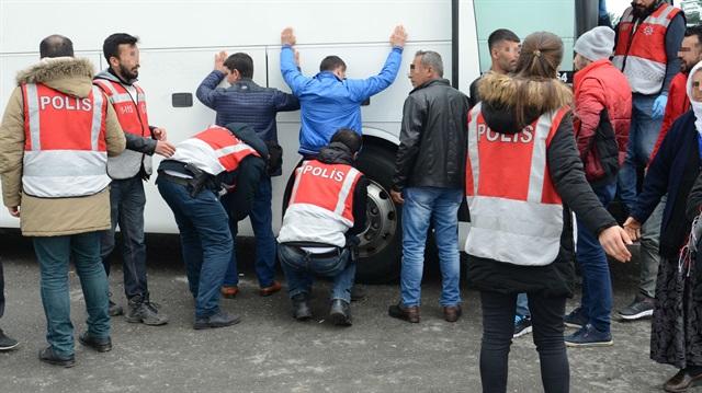 İstanbul Emniyet'nin belirli aralıklarla yaptığı Kurt Kapanı kapsamında şehrin giriş ve çıkışları tutuluyor. 