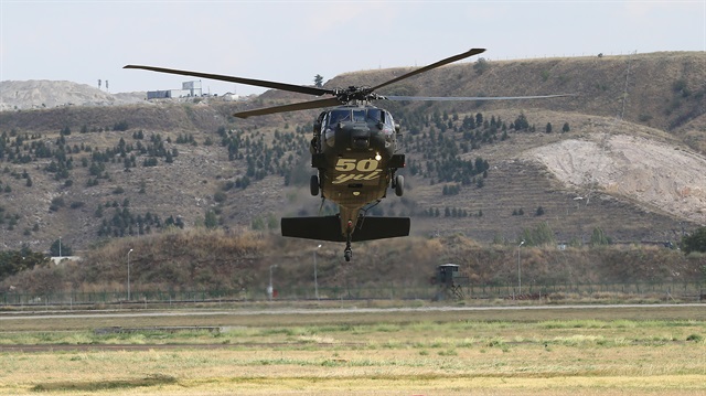 Helikopterler,Jandarma Genel Komutanlığı Güvercinlik Yerleşkesi'nde gösteri uçuşu düzenledi.