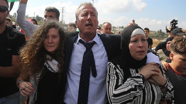 Hanzala Cesaret Ödülü sahibi "Filistinli cesur kız" Ahed et-Temimi (solda), Ahed'in babası Basim et-Temimi(ortada) ve annesi Neriman et-Temimi.(sağda)