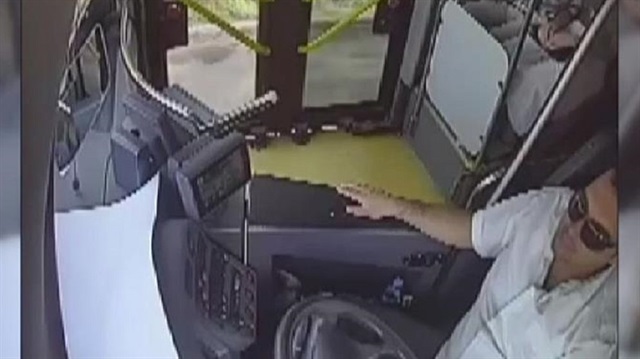 Halk otobüsü şoförü, görme engelli bir vatandaşı karşıdan karşıya geçirdi. 