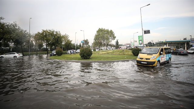 İstanbul'da kuvvetli yağış etkili olmuştu, meteoroloji yağışların devam edeceğini duyurdu.