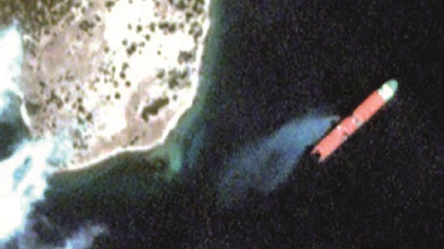 Foça'yı kirleten gemi uydu  görüntüsüne yakalandı.