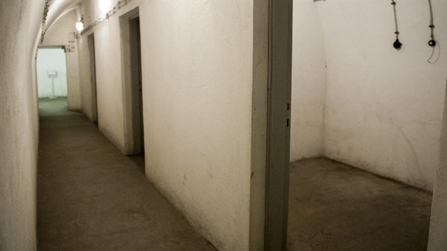 Sığınak, çelik kapılarla korunuyor ve sığınağın üç giriş kapısı bulunuyor. 