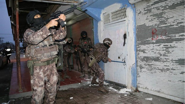 Özel Harekat Polislerini destek verdiği şafak operasyonunda, 23 kişi gözaltına alındı