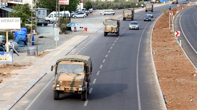 5 araçtan oluşan askeri konvoy sınıra sevk edildi. Askeri konvoy sırasında vatandaşlar, Türk bayraklarıyla komandoları selamladı