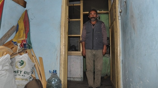 Kars'ta 62 yaşındaki evsiz vatandaş derme çatma bir gecekonduya yerleştirildi