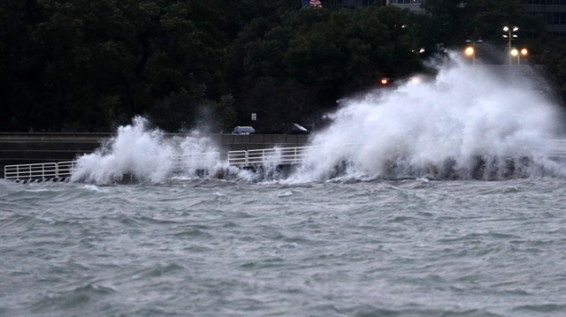ABD’deki Michigan ​Gölü’nde oluşan dev dalgalar Chicago’da bir kişinin hayatını kaybetmesine yol açtı.

