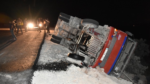 Kayganlaşan yolda kontrolden çıkarak şarampole devrilen kamyonda 17 işçi yaralandı