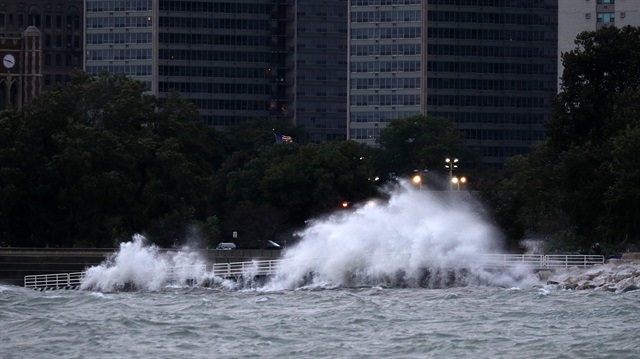 Hızı 60 kilometreye ulaşan dev dalgalar Chicago’da can aldı