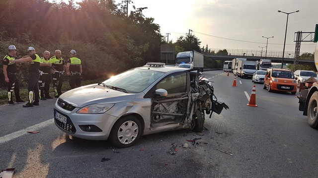 Anadolu Otoyolu Sapanca mevkisinde meydana gelen kazada, araç kullanılmaz hale geldi. 