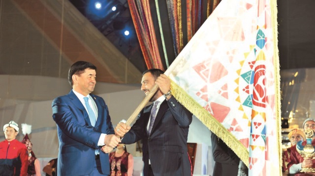 Kırgızistan Başbakanı  Abılgaziyev, buzul suyunun yer aldığı kabı ve bayrağı, 2020 yılında düzenlenecek oyunların ev sahibi Türkiye’nin Gençlik ve Spor Bakan Yardımcısı Hamza Yerlikaya’ya teslim etti. 