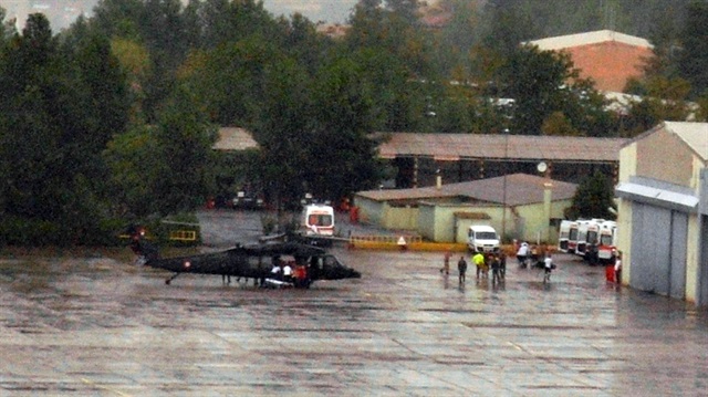 Kazanın ardından yaralanan polisler, helikopterlerle hastanelere taşındı.
