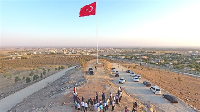 Bayrak Tepe'ye 150 metrelik dev Türk bayrağı dikildi.