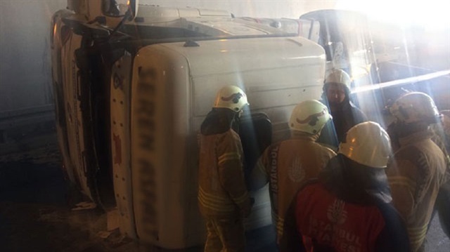 Bölgeye ulaşan ekipler, kamyon içerisindeki 2 kişiyi kurtararak sağlık ekiplerine teslim ettiler.