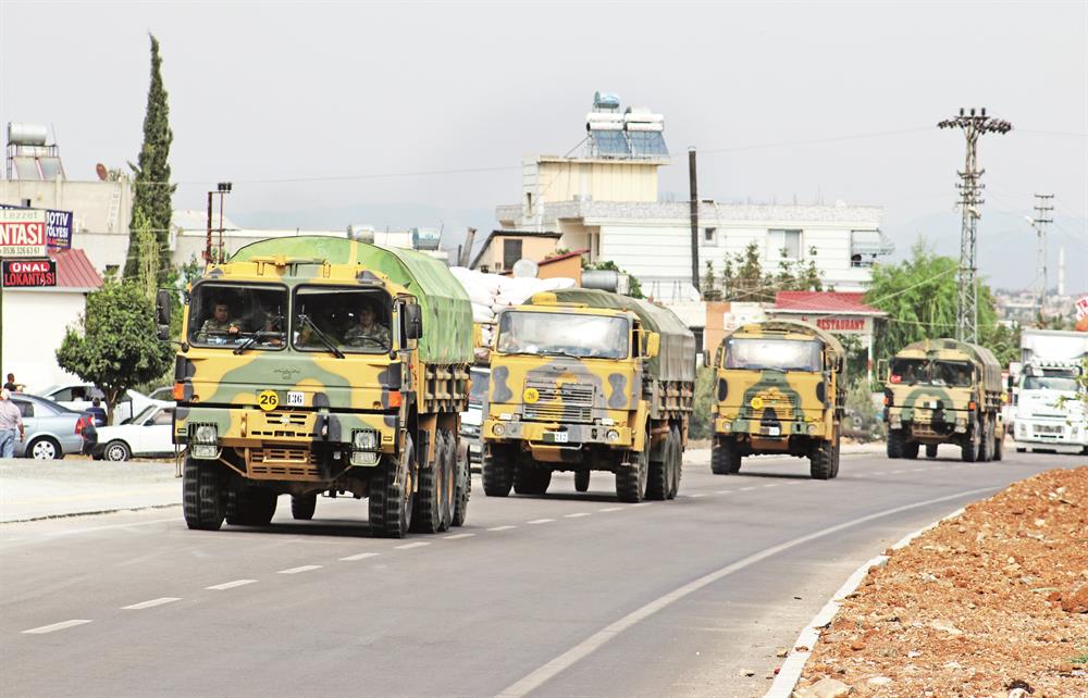 Hatay’da sınır noktalarında görevli birliklere takviye olarak askeri araç sevkiyatı sürüyor. TSK unsurları ile diğer istihbarat ve güvenlik güçleri, olası bir hareketlilikte İdlib'den gelecek göç dalgasını Suriye toprakları içinde karşılayacak.