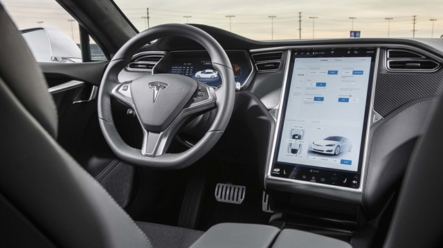 Tesla otomobillerin iç dizaynında dev ekranlı bir bilgisayar yer alıyor. Sürekli internete bağlı olan araçlar bilgisayar korsanlarının hedefi olmaya müsait.
