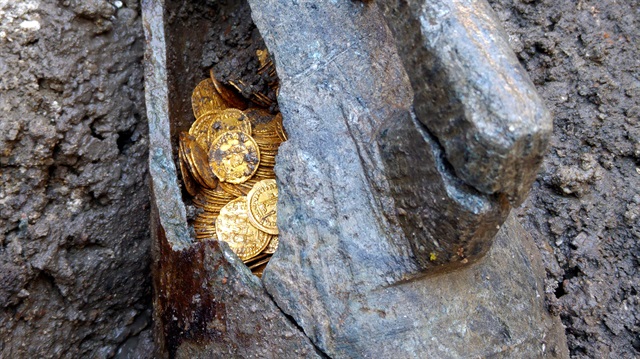 Eski bir amfi tiyatroda yapılan kazıda antik döneme ait altın sikkeler bulundu. Taş bakraç içinde bulunan sikkelerin Roma İmparatorluğu'nun son dönemlerinden (5.yy) kalma olduğu tespit edildi. 