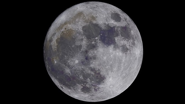 Dünya'nın tek doğal uydusu olan Ay'ın gezegenimize olan uzaklığı 384.400 km olarak açıklanıyor.
