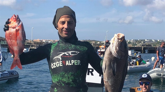 Ahmet Tekin catches 7-kilogram Rubberlip Grunt in CMAS Spearfishing World Championship