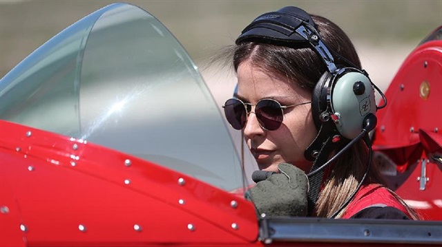 Semin Öztürk Şener, Türkiye'nin tek sivil kadın akrobasi pilotu.