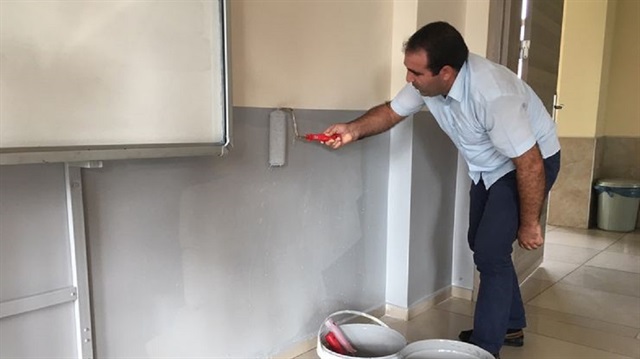Okul Müdürü Ercan Mengünoğul ve okul idarecileri ellerine aldıkları fırça ile ustalara yardımcı olarak boya ve badana yaptı.