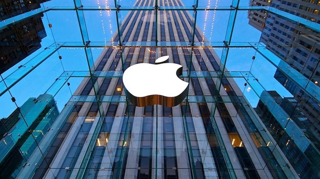 Apple, dünyanın ilk 1 trilyon dolar şirket değerine ulaşan firması oldu.  