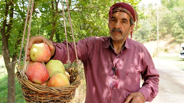 Bahçesinde yetiştirdiği elmaları yoldan geçen insanlar da yiyebilsin isteyen Ömer Çakır, "göz hakkı sepeti" ile herkesin takdirini kazanıyor.