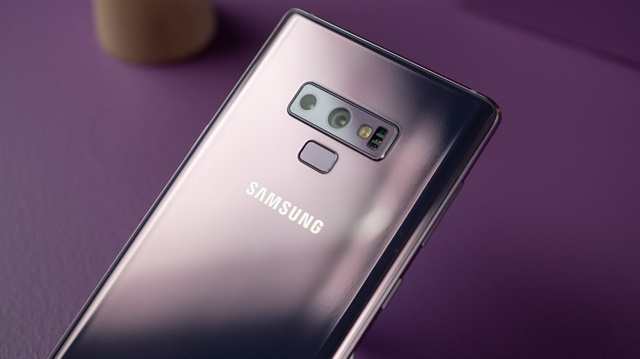 Samsung Galaxy Note 9'un çift arka kamerası ortam ışığına göre değişen akıllı diyafram sistemine sahip.