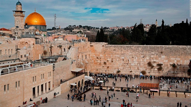 Kudüs, Hem Yahudiler hem Hristiyanlar hem de Müslümanlar için kutsal şehir. Müslümanların ilk kıblesi Mescid-i Aksa, Kudüs'te bulunuyor.