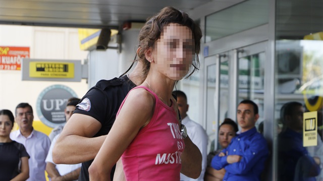 Antalya'da banka kartı ATM'ye sıkışan kadın önce banka çalışanlarına ardından polise saldırdı.