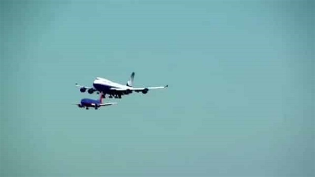 شاهد: لحظة هبوط طائرتين بنفس الوقت في مطار سان فرانسيسكو
