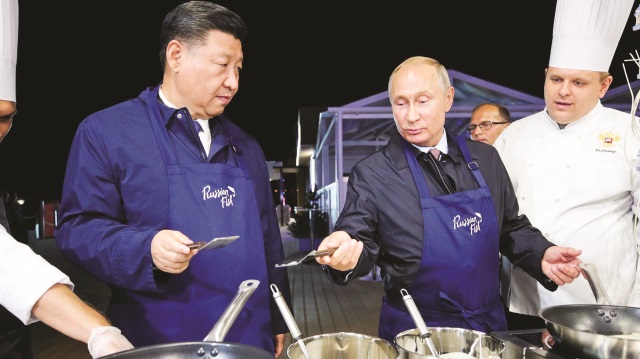 Putin, Vladivostok’ta ağırladığı Çin lideri Şi Cinping’e Rus yemeklerini tattırdı.
