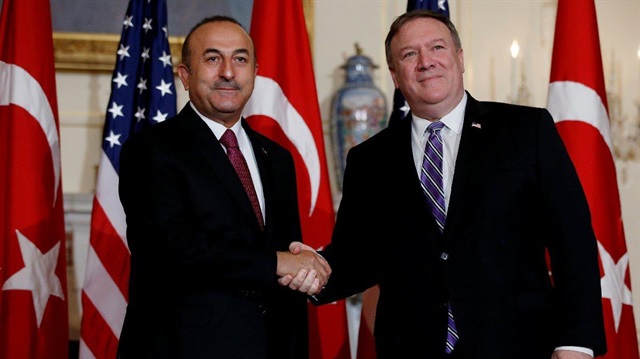 Dışişleri Bakanı Mevlüt Çavuşoğlu (solda) ve ABD Dışişleri Bakanı Mike Pompeo (sağda) 
