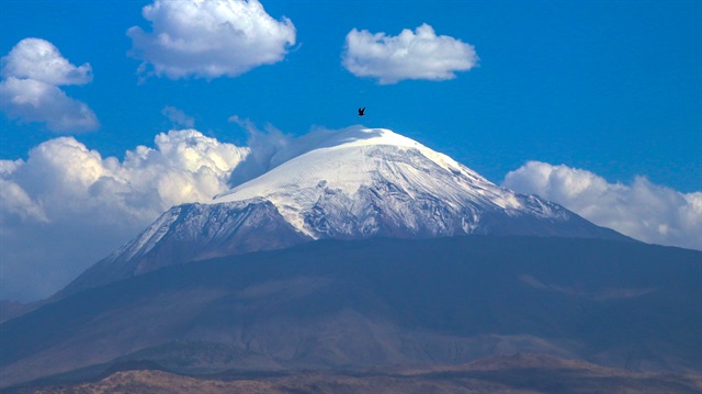 Türkiye'nin 'çatısı' olarak bilinen Ağrı dağı, bir gecede yağan karın ardından beyaza büründü.