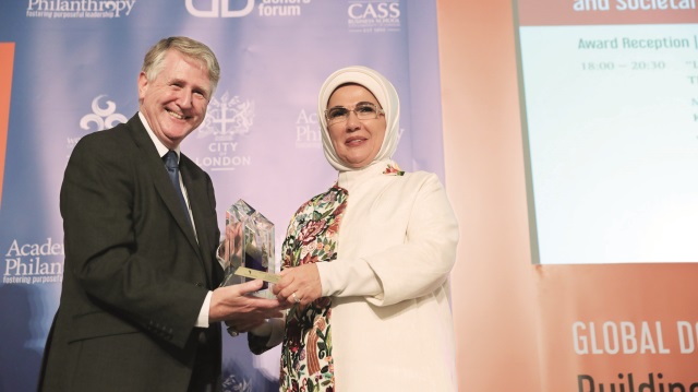 Emine Erdoğan’a Londra’da İnsani Hizmet Takdir Ödülü