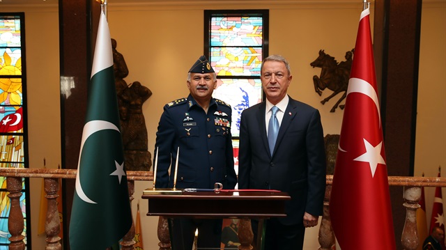 وزير الدفاع التركي أثناء استقبال  قائد القوات الجوية الباكستانية